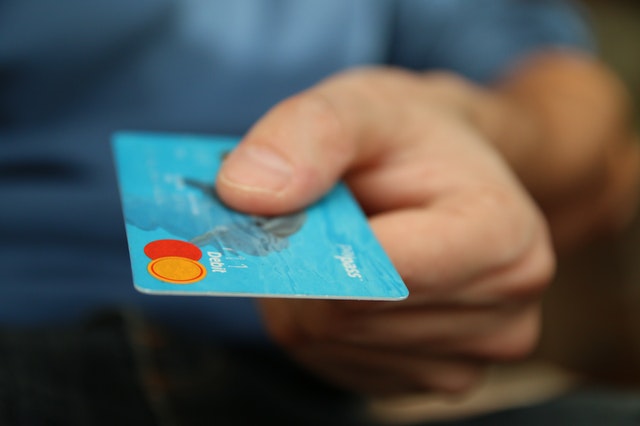 como reduzir a dívida do cartão de crédito - pessoa ofertando o cartão