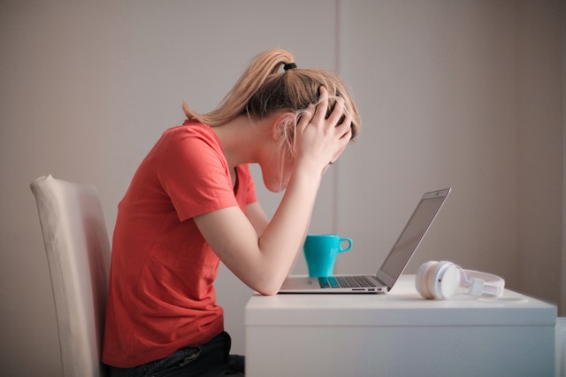 o que fazer com 13 salario - mulher olha computador preocupada